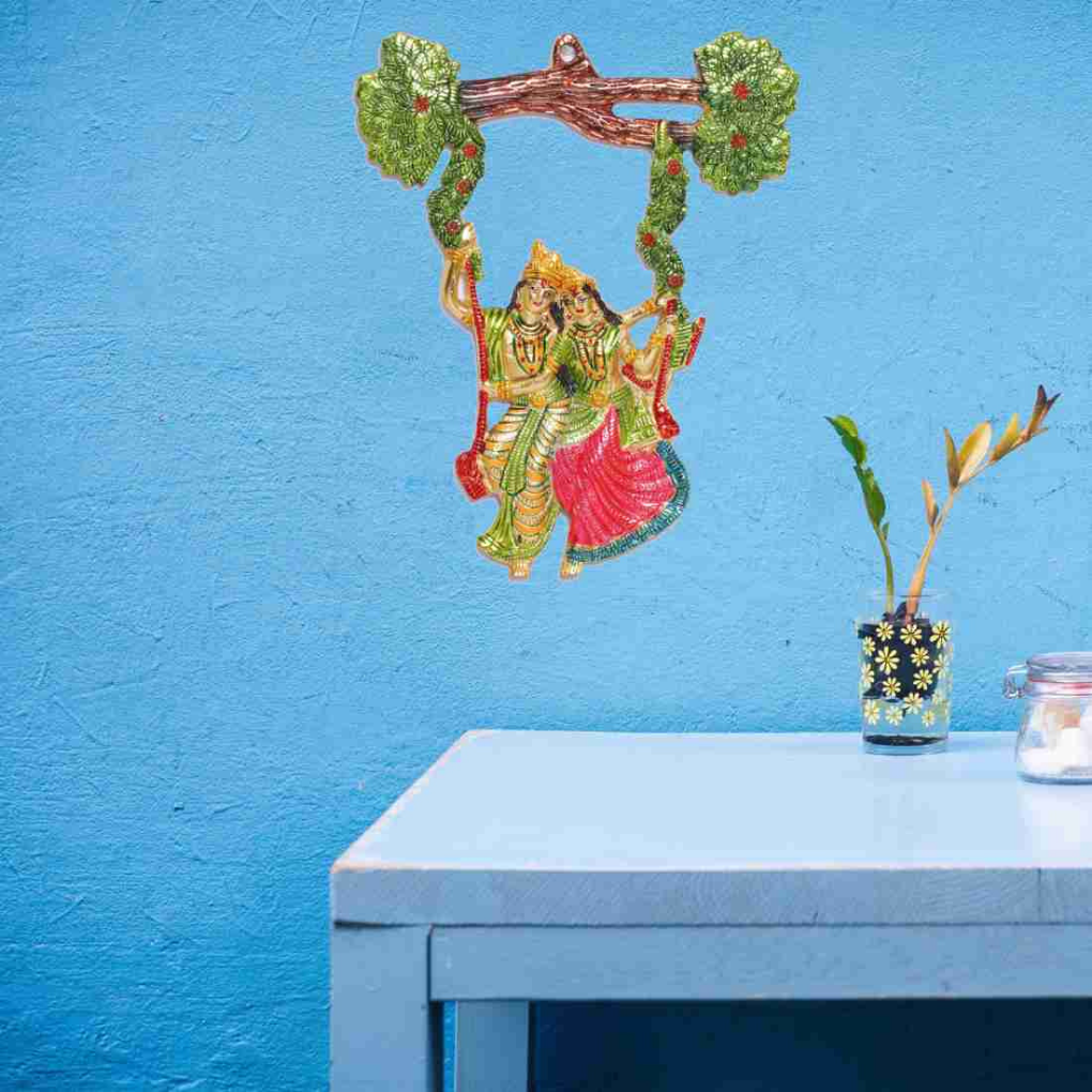 Colgante de pared Radha Krishna en columpio: placa colorida para templo casero - India Tienda