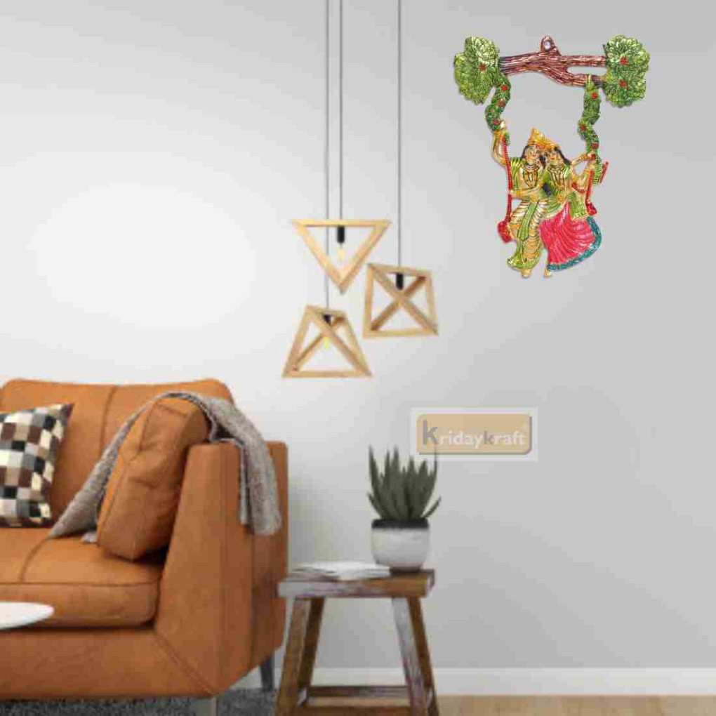 Colgante de pared Radha Krishna en columpio: placa colorida para templo casero - India Tienda
