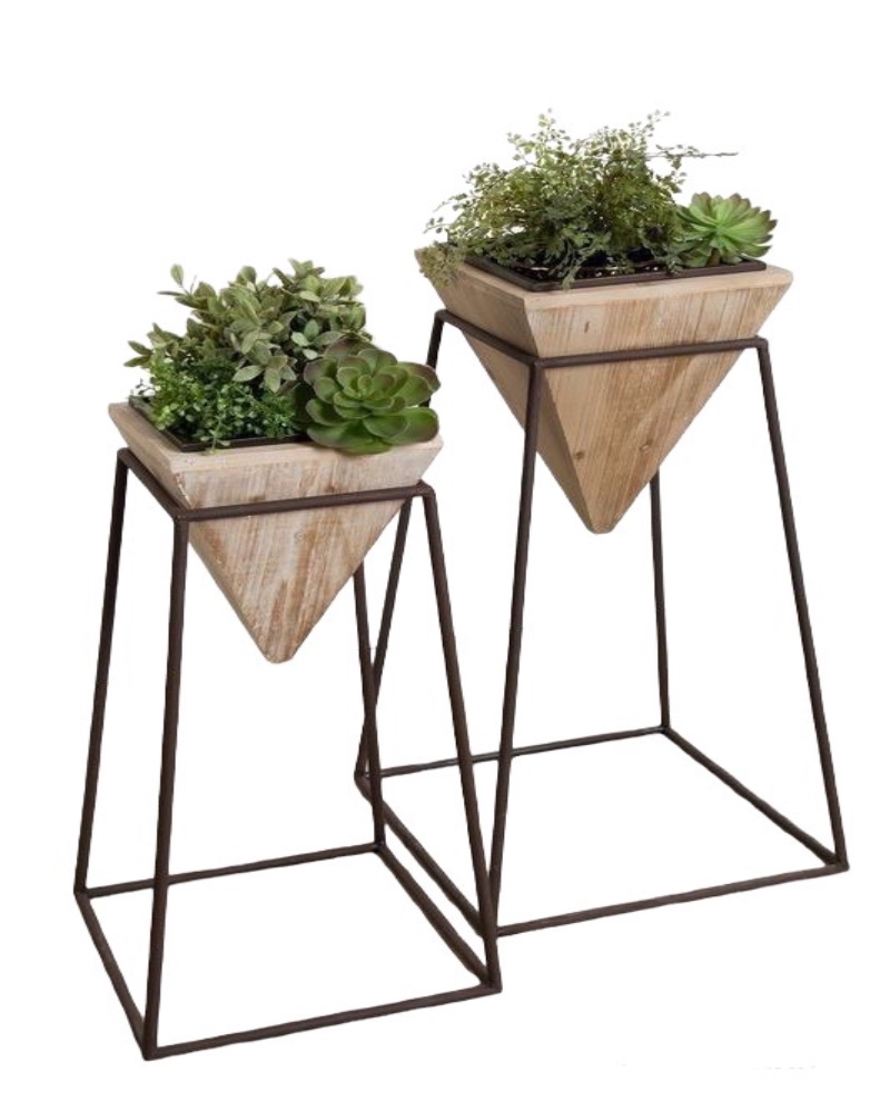 Maceteros altos triangulares de madera y acero