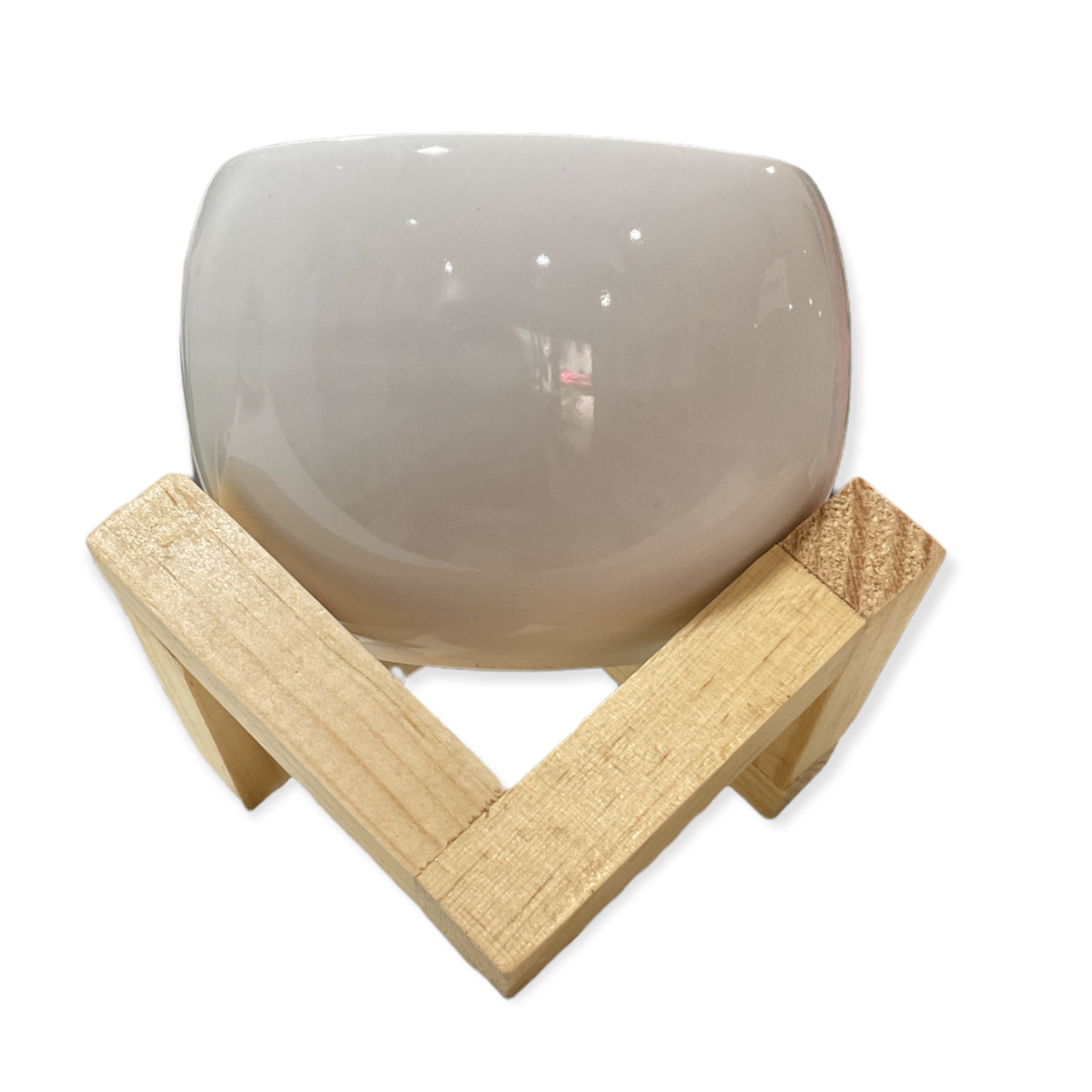 Maceta de cerámica con forma de esfera blanca con base de madera triangular