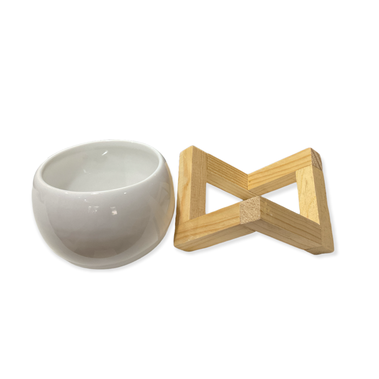 Maceta de cerámica con forma de esfera blanca con base de madera triangular