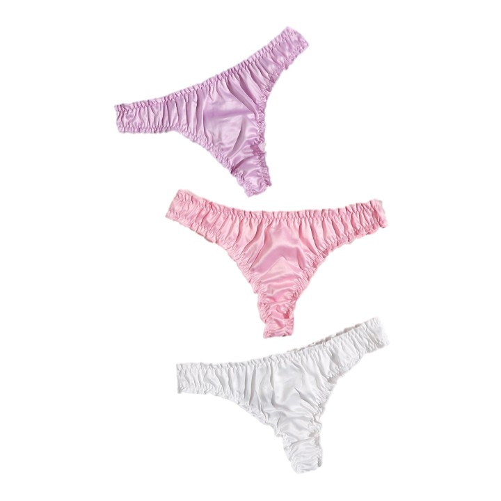 Paquete de tres tangas satinadas con diseño en pliegues. 