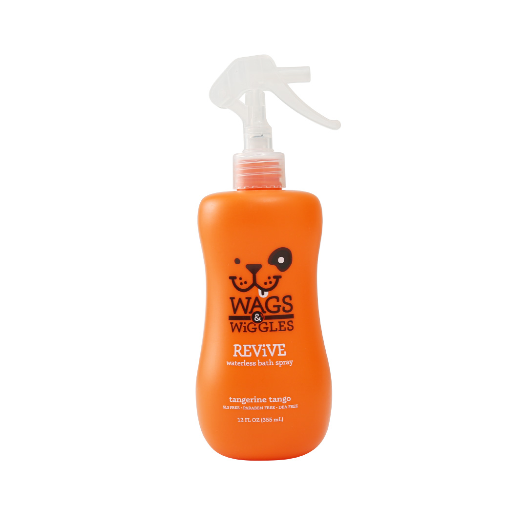 Shampoo en spray en seco Wags & Wiggles para perros, refresca y elimina olores. Aroma frutado. 355 mL