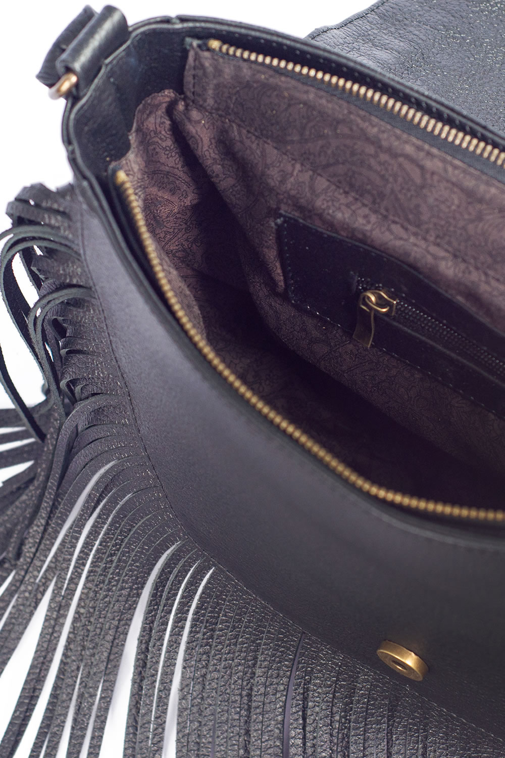 Bolso s tipo Crossbody  A ÁNGELOZANO dePiel Vacuna con detalles tejidos a mano, pedrería y flecos.