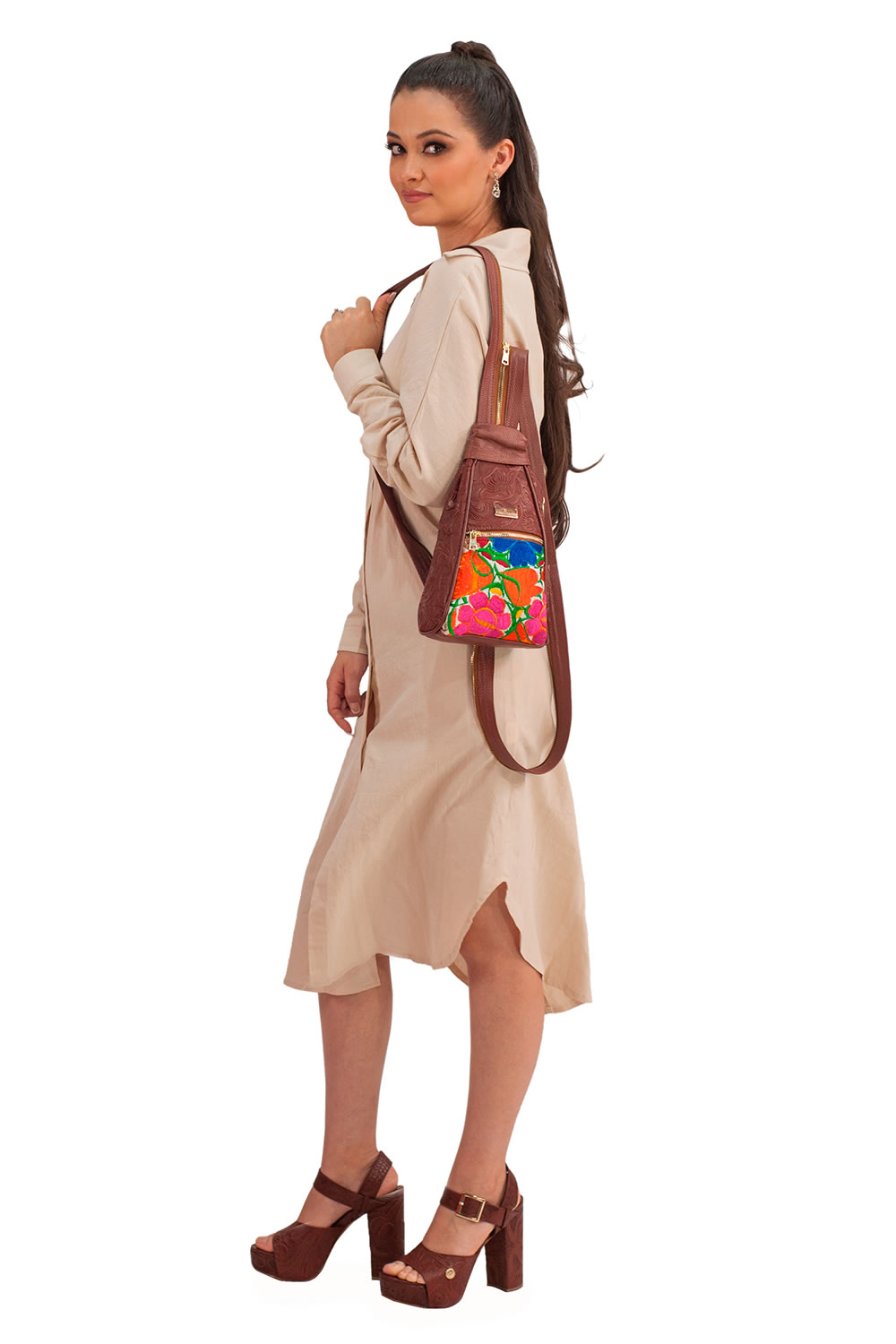 Bolso tipo pechera A ÁNGELOZANO de  Piel Vacuna con grabado tipo cincelado y bordado artesanal de Chiapas, Modelo Celia