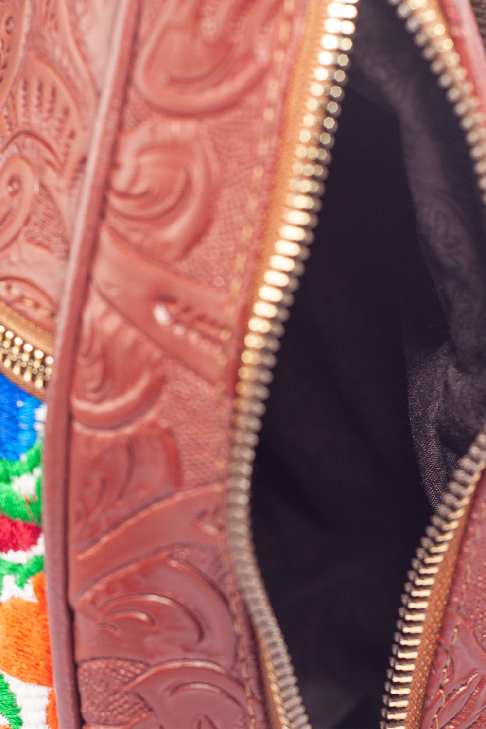 Bolso tipo pechera A ÁNGELOZANO de  Piel Vacuna con grabado tipo cincelado y bordado artesanal de Chiapas, Modelo Celia