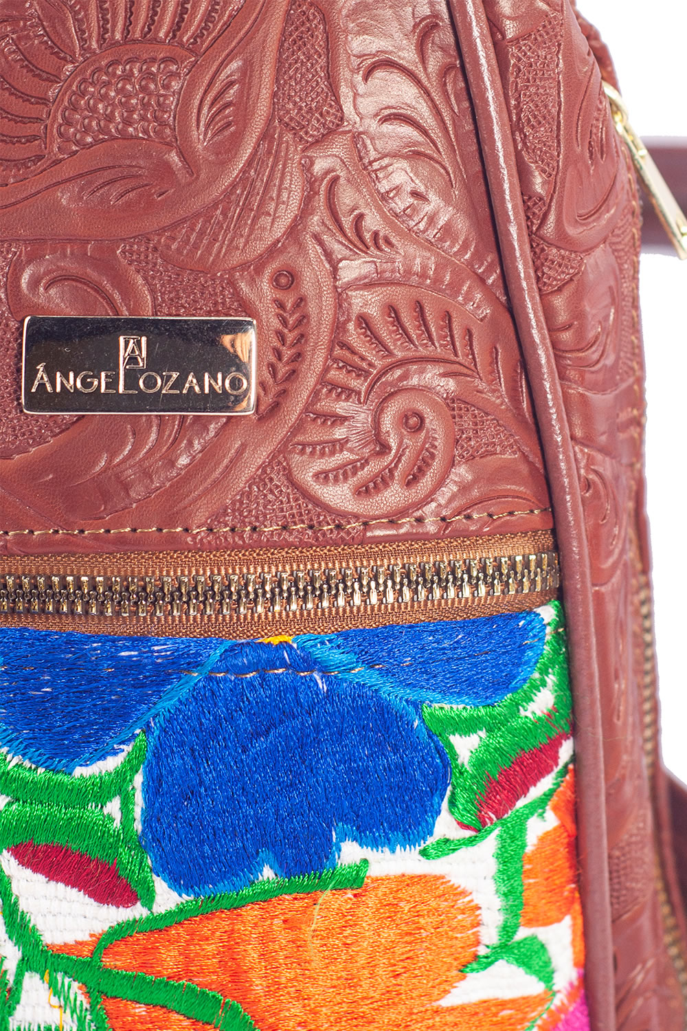 Bolso tipo pechera A ÁNGELOZANO de  Piel Vacuna con grabado tipo cincelado y bordado artesanal de Chiapas, Modelo Celia