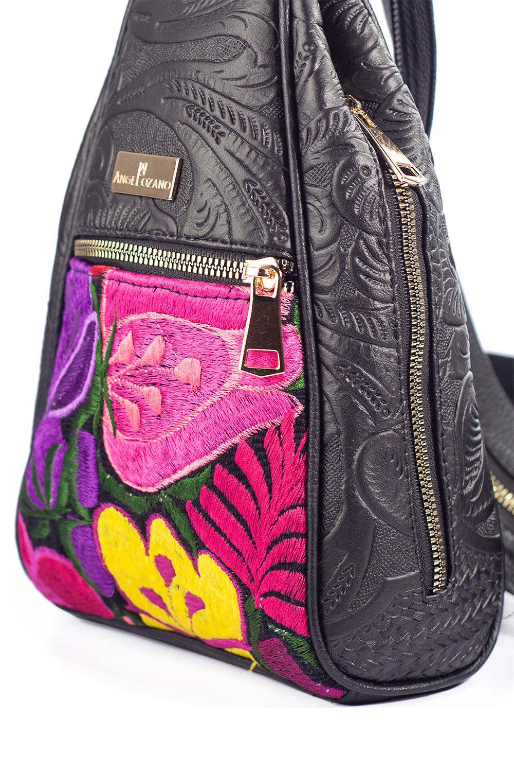 Bolso tipo pechera A ÁNGELOZANO de  Piel Vacuna con grabado tipo cincelado y bordado artesanal de Chiapas, Modelo Celia