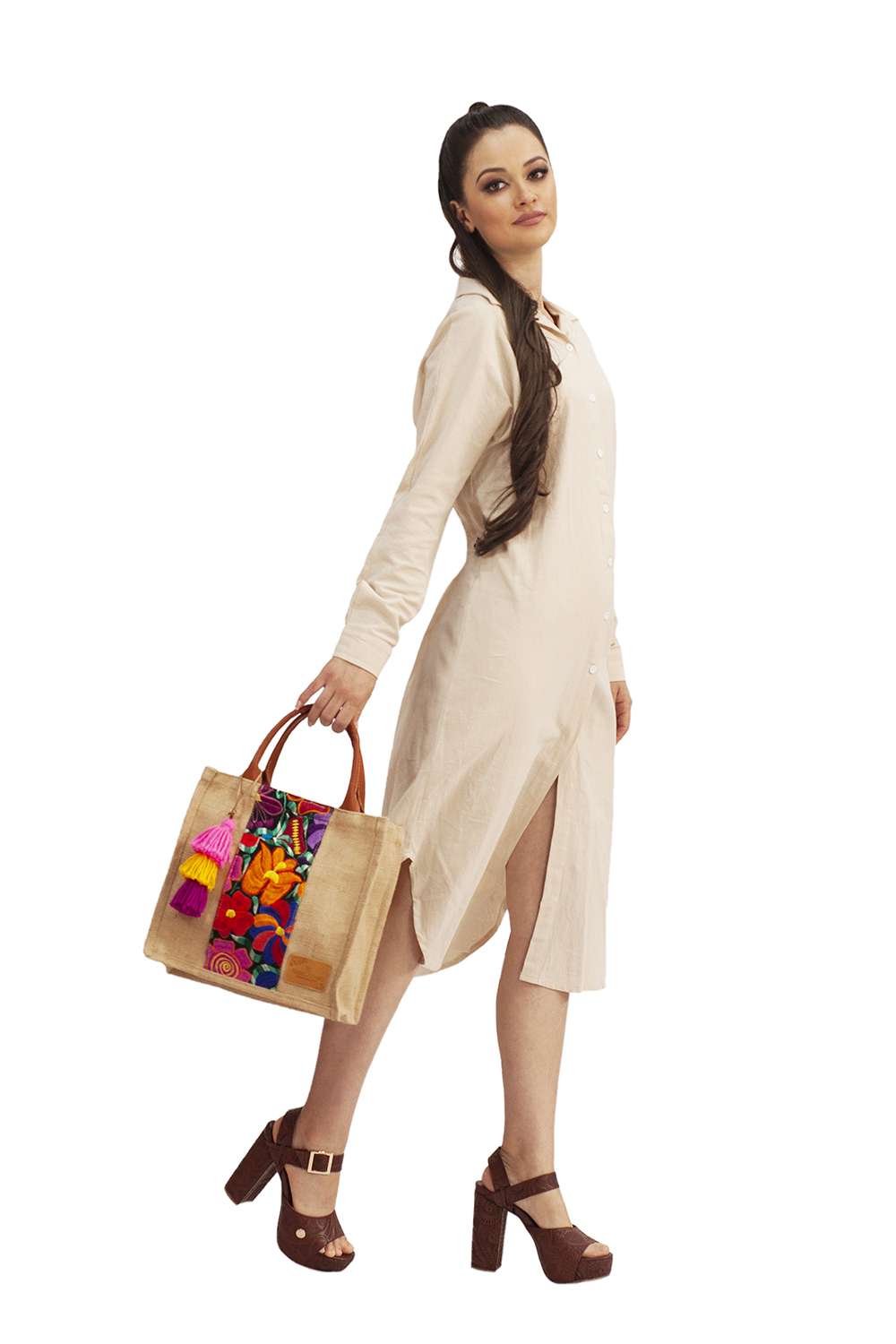 Bolso tipo Shopper A ÁNGELOZANO de yute tejido con detalles de bordado artesanal de flores,Forro plastificado. Modelo Marimar