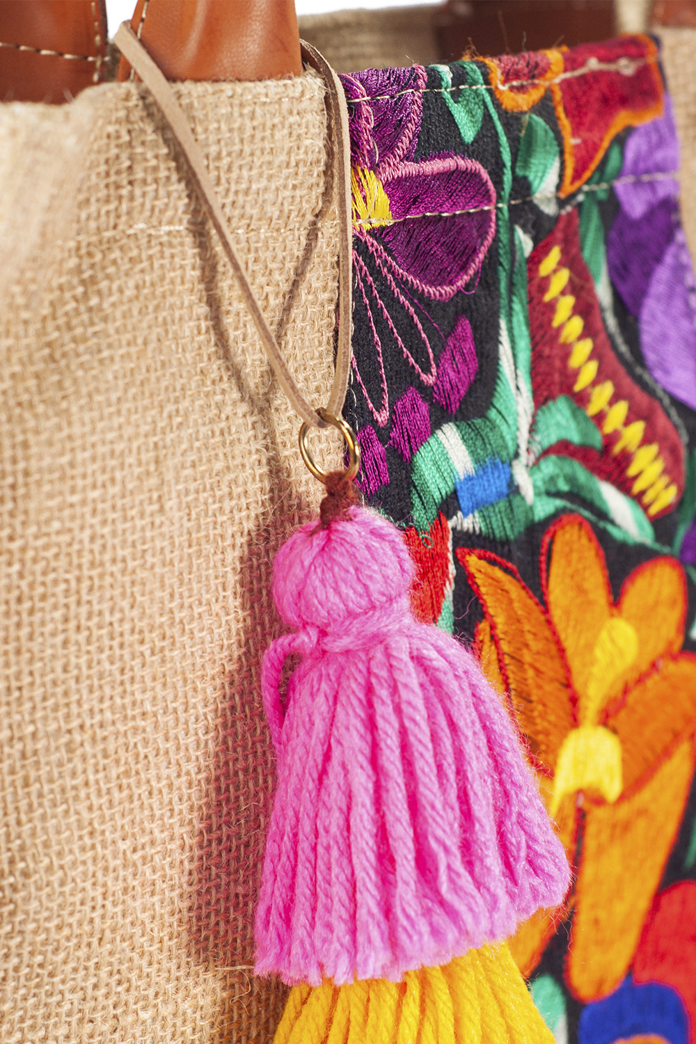 Bolso tipo Shopper A ÁNGELOZANO de yute tejido con detalles de bordado artesanal de flores,Forro plastificado. Modelo Marimar