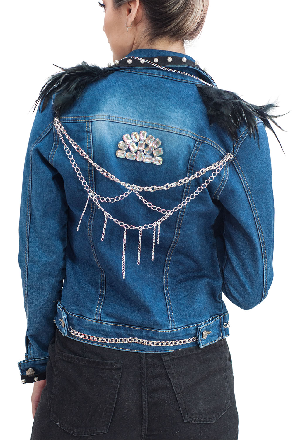 Chamarra de Mezclilla  A ÁNGELOZANO para dama, con aplicaciones de plumas, cristales y cadenas. Tiene bolsas frontales.