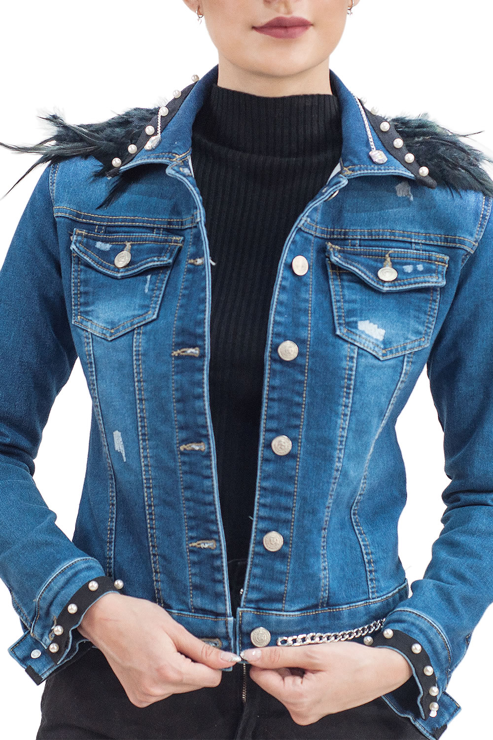 Chamarra de Mezclilla  A ÁNGELOZANO para dama, con aplicaciones de plumas, cristales y cadenas. Tiene bolsas frontales.