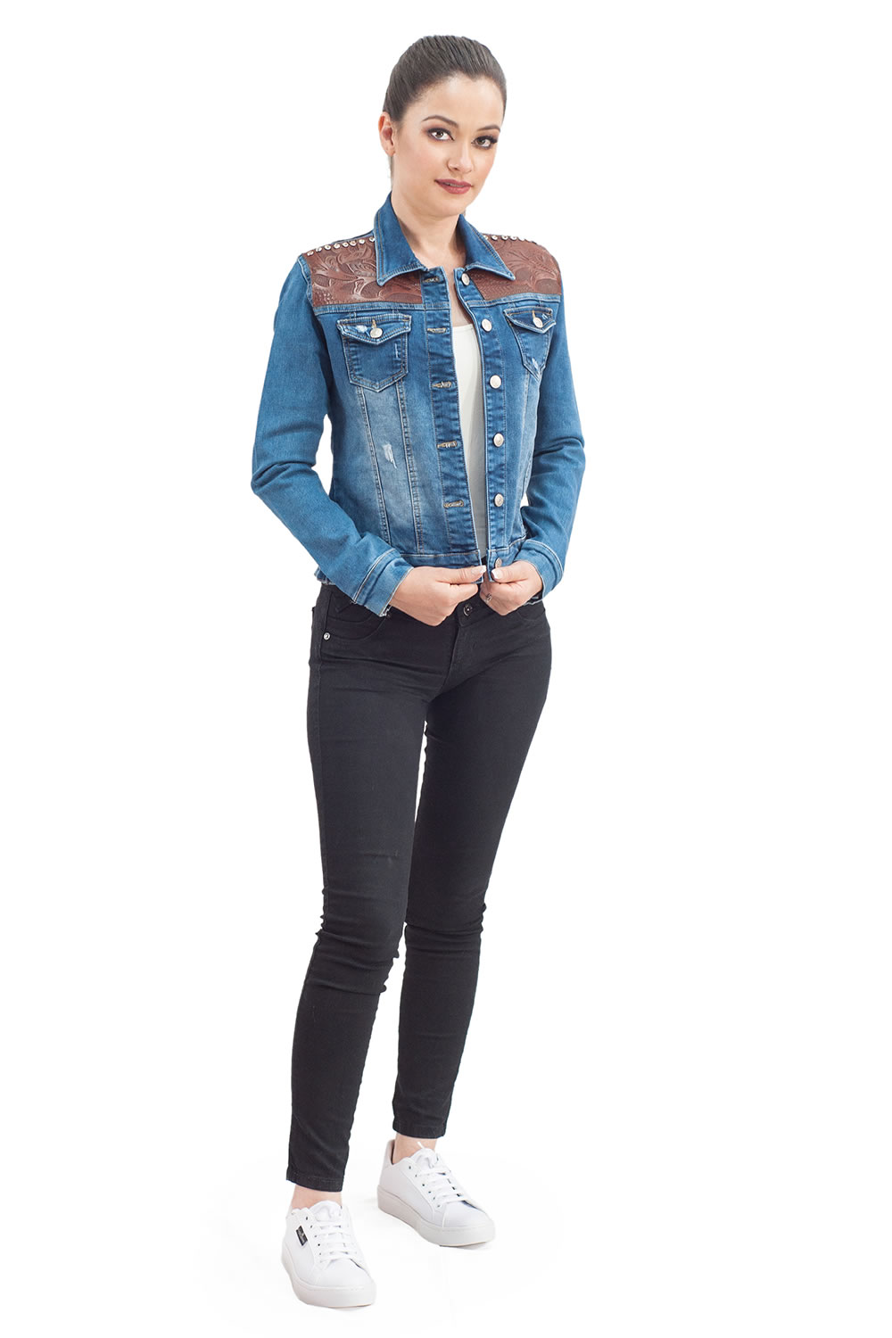 Chamarra de Mezclilla para dama  A ÁNGELOZANO con aplicaciones de Piel vacuna con grabado tipo cincelado y detalles de cristales