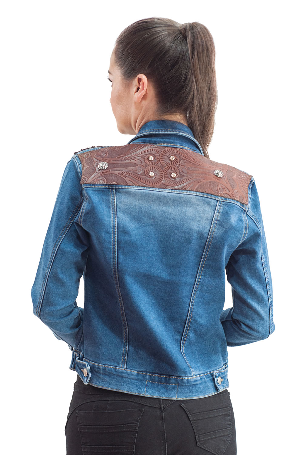 Chamarra de Mezclilla para dama  A ÁNGELOZANO con aplicaciones de Piel vacuna con grabado tipo cincelado y detalles de cristales