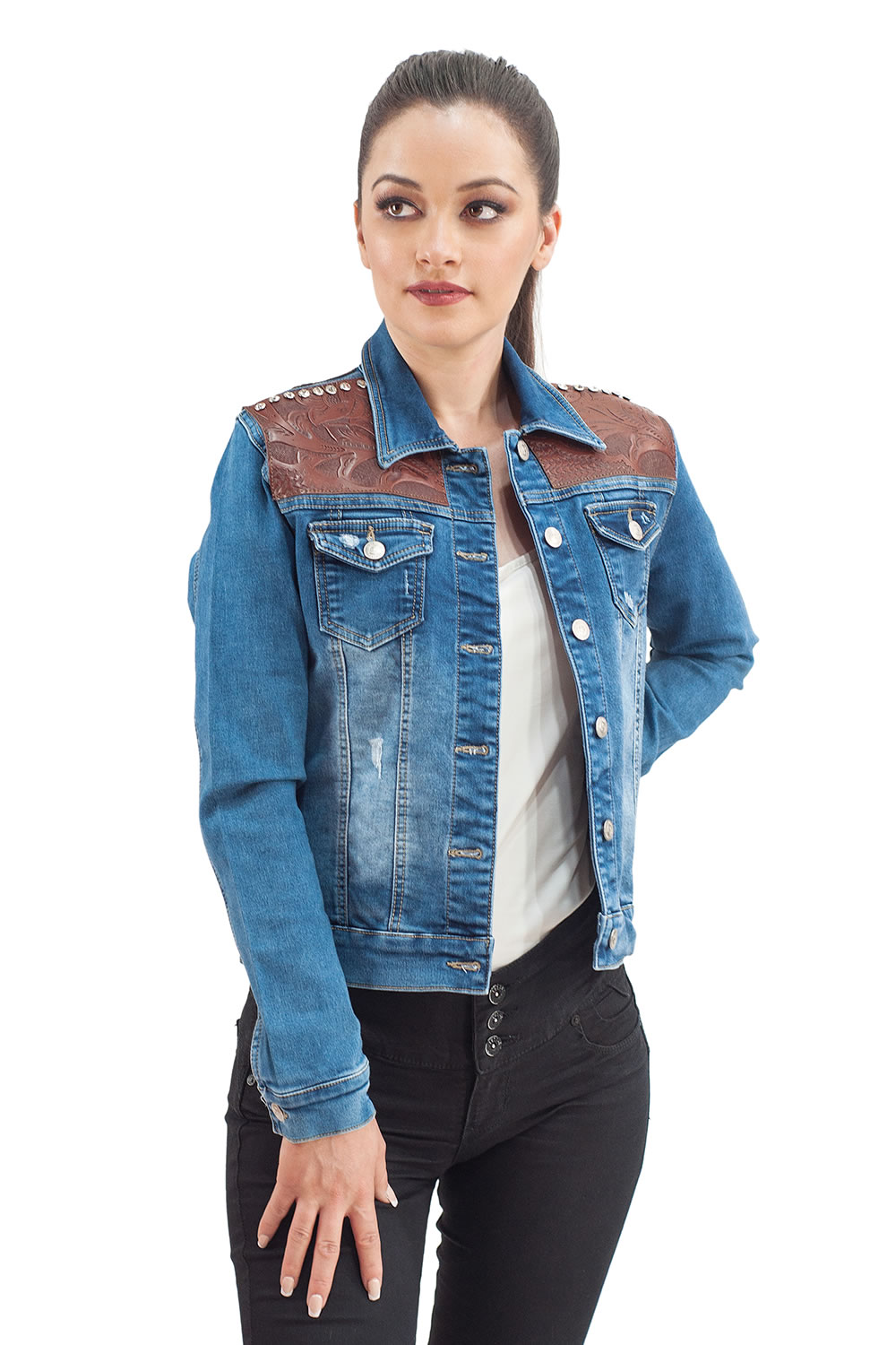 Chamarra de Mezclilla para dama  A ÁNGELOZANO con aplicaciones de Piel vacuna con grabado tipo cincelado y detalles de cristales