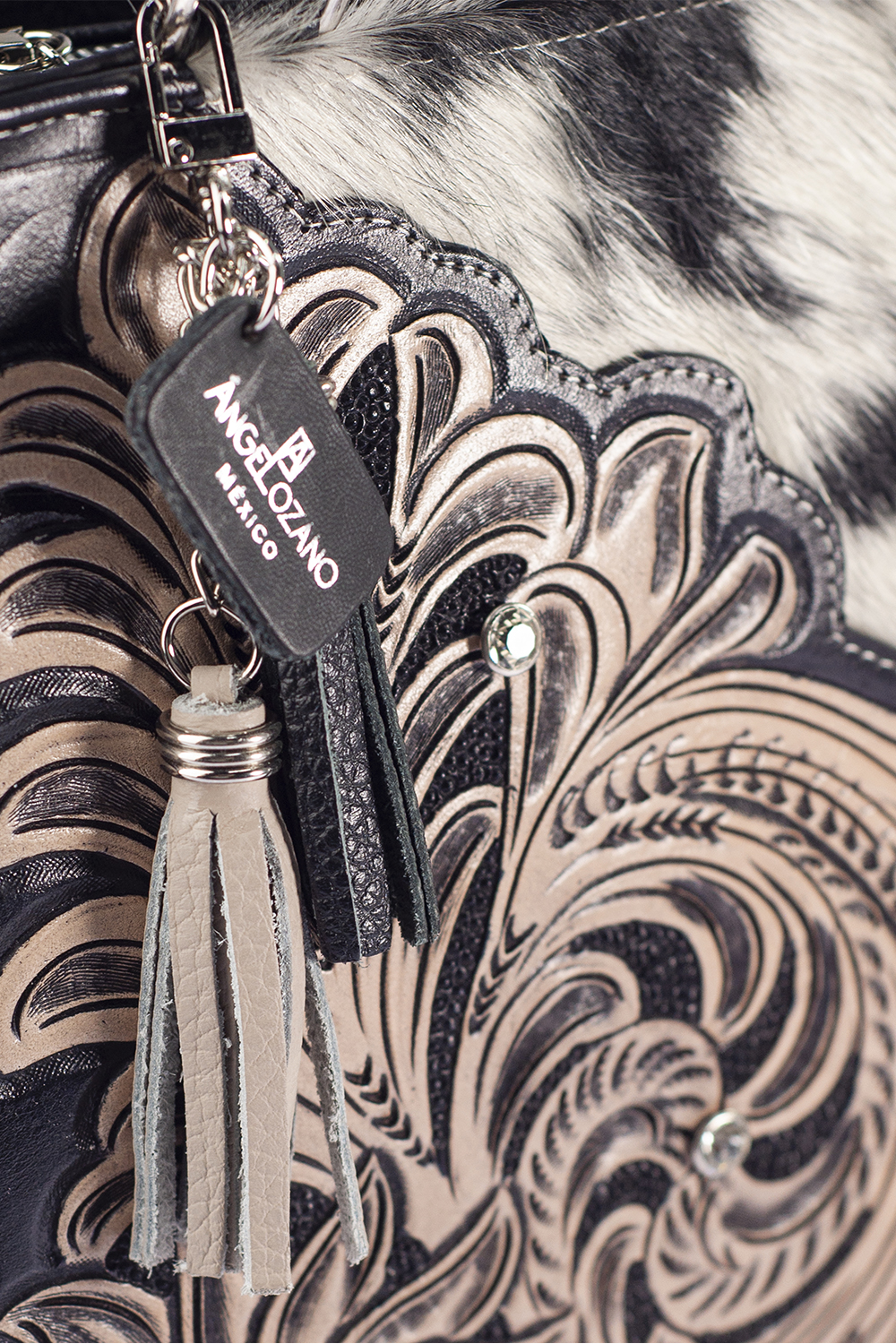 Bolso tipo Satchel  A ÁNGELOZANO de Piel Vacuna con detalles cincelados a mano y piel de vaca con pelo, Modelo Pilar