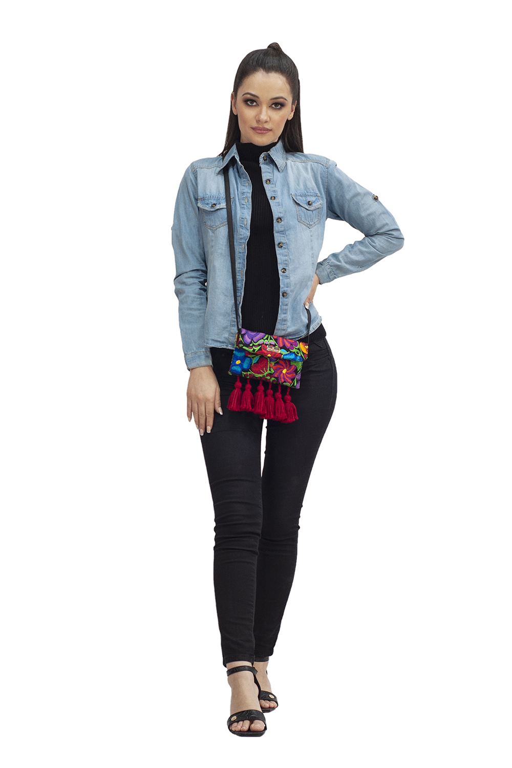 Porta celular tipo Crossbody  A ÁNGELOZANO con textil bordado artesanalmente en Chiapas con motitas y asa de piel sintética, Modelo Mía