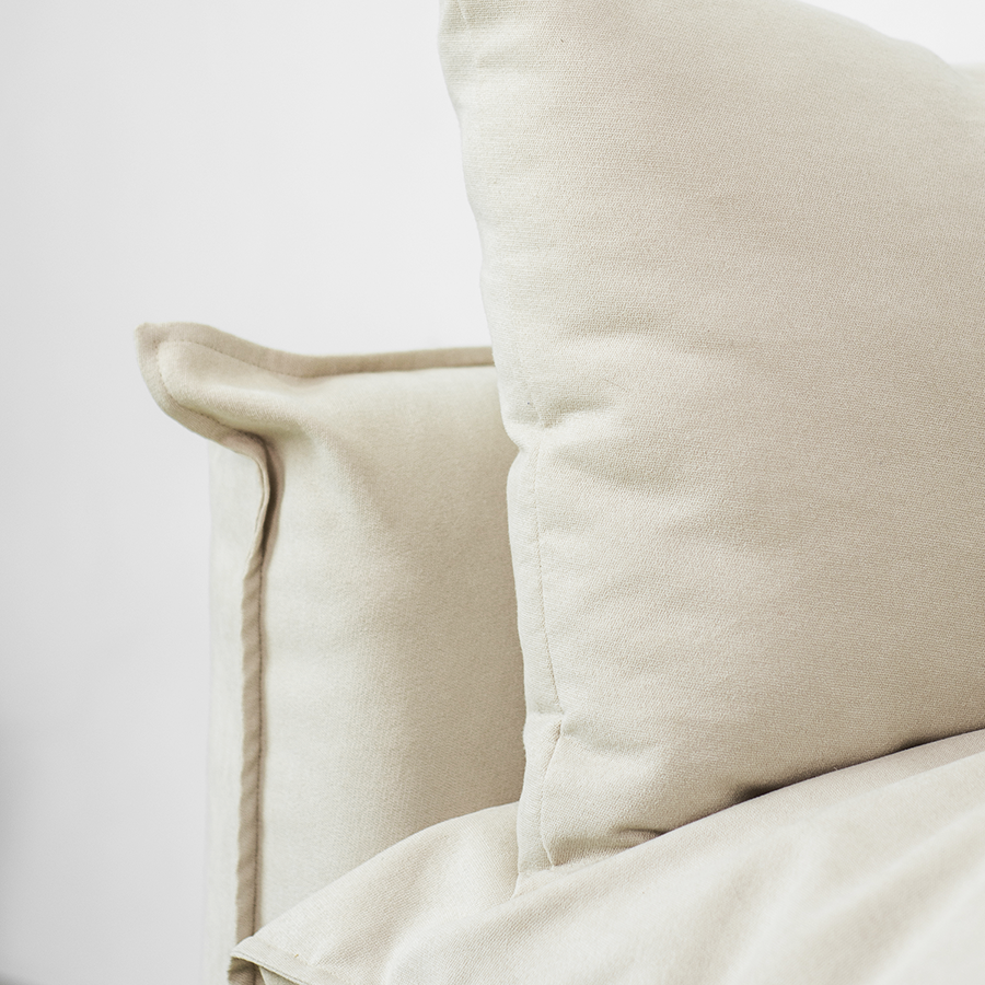 SOFÁ DE ALMOHADONES MODELO CLOUD COLOR BEIGE