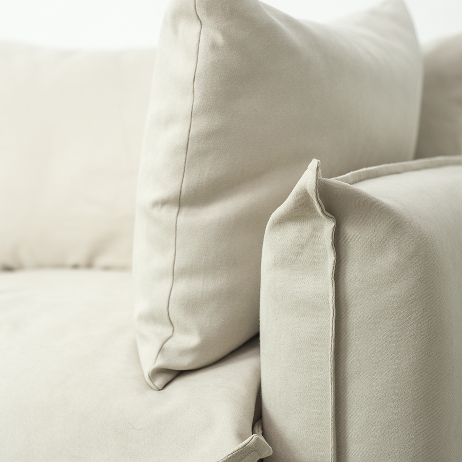 SOFÁ DE ALMOHADONES MODELO CLOUD COLOR BEIGE