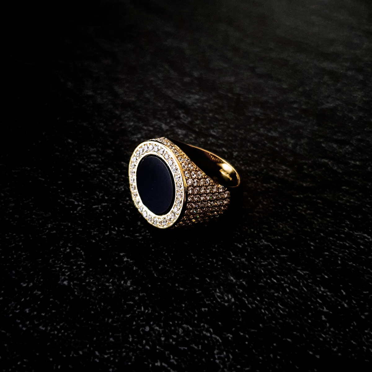 Anillo hombre ónix de plata .925 con piedra zirconia en chapa de oro de 14k. Incluye certificado y caja de regalo