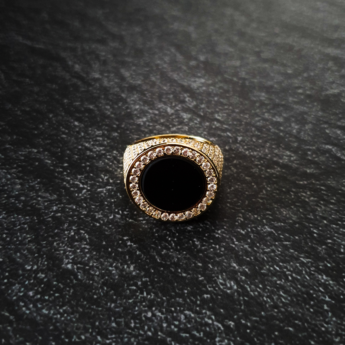 Anillo hombre ónix de plata .925 con piedra zirconia en chapa de oro de 14k. Incluye certificado y caja de regalo