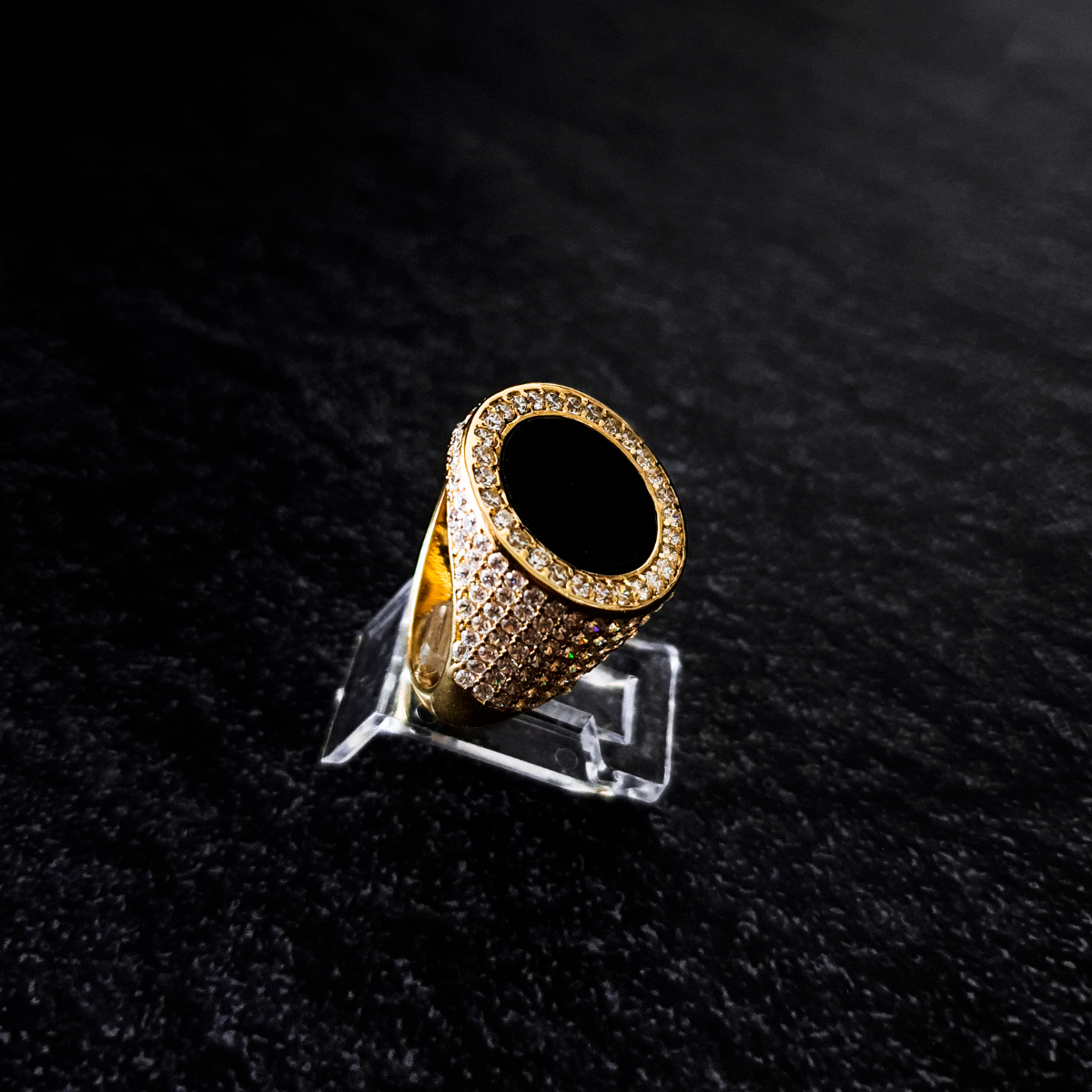 Anillo hombre ónix de plata .925 con piedra zirconia en chapa de oro de 14k. Incluye certificado y caja de regalo