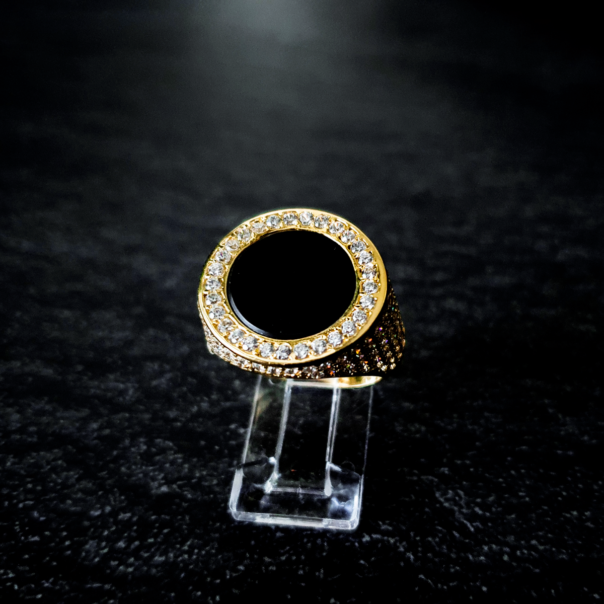 Anillo hombre ónix de plata .925 con piedra zirconia en chapa de oro de 14k. Incluye certificado y caja de regalo