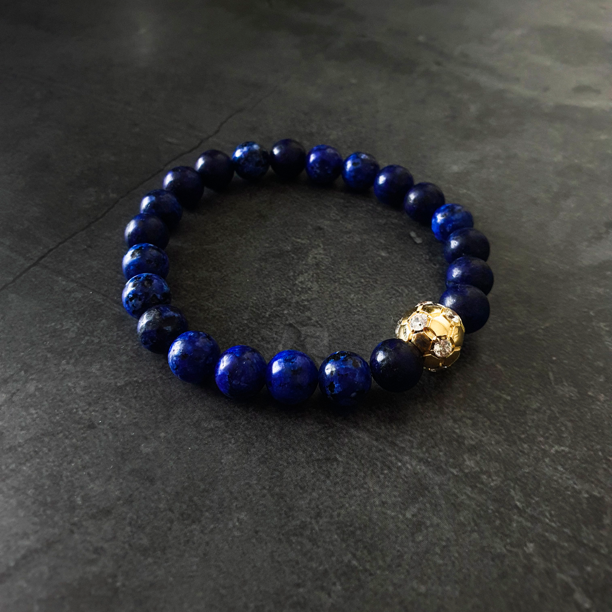 Pulsera hombre fútbol balón en chapa de oro de 14k con piedra zirconia y piedra lapislázuli