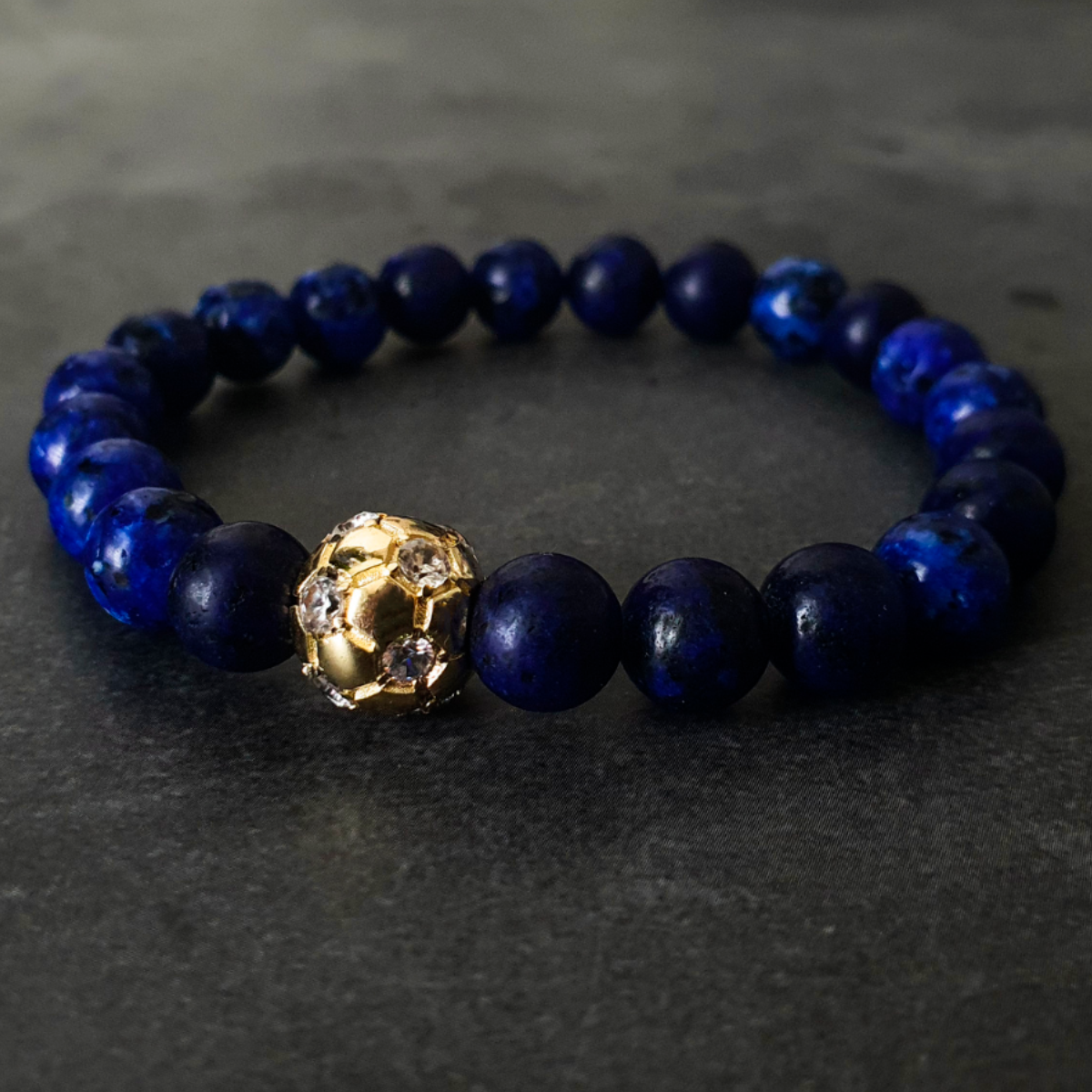 Pulsera hombre fútbol balón en chapa de oro de 14k con piedra zirconia y piedra lapislázuli