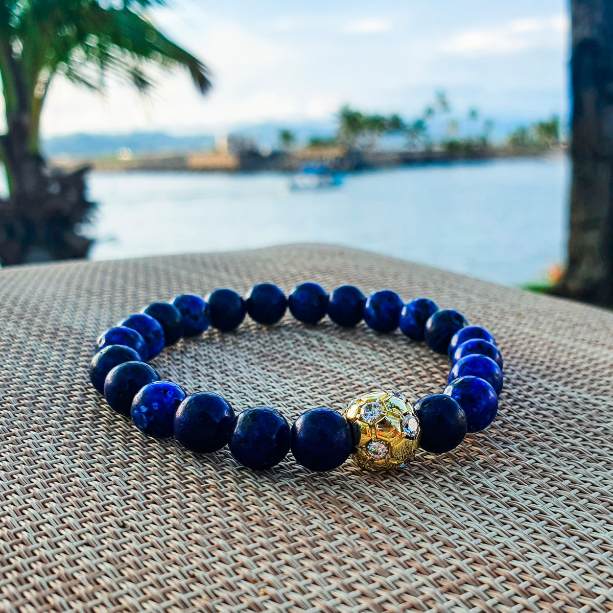 Pulsera hombre fútbol balón en chapa de oro de 14k con piedra zirconia y piedra lapislázuli
