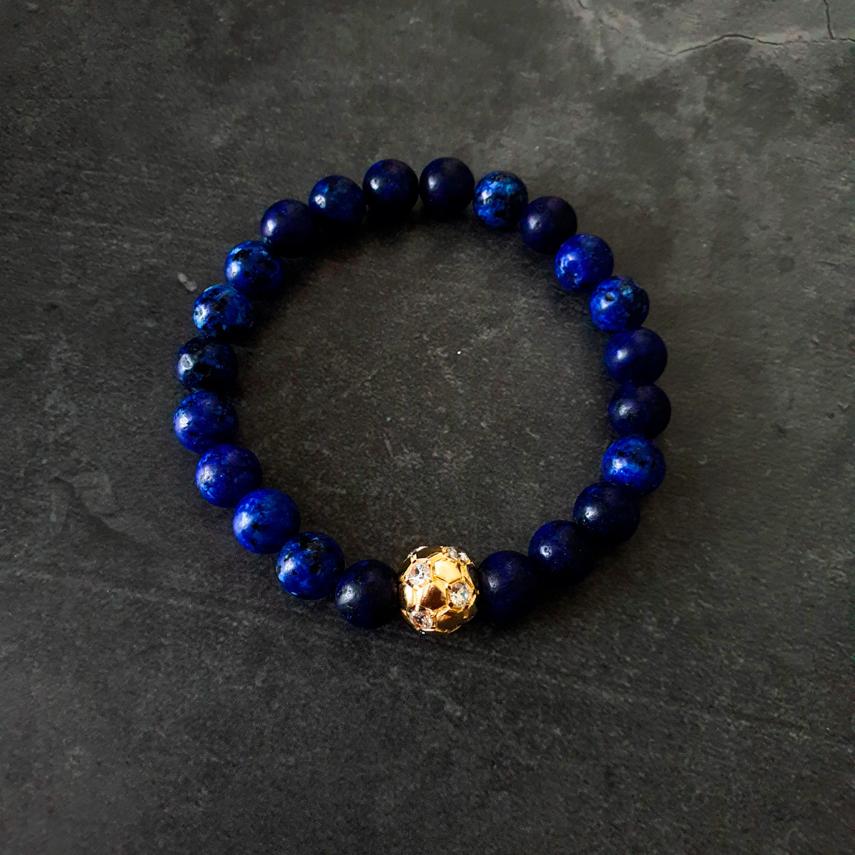 Pulsera hombre fútbol balón en chapa de oro de 14k con piedra zirconia y piedra lapislázuli