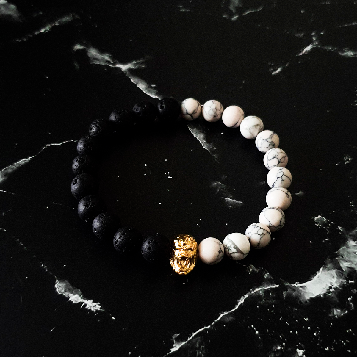 Pulsera hombre de gorila en chapa de oro de 14k con piedra volcánica y piedra howlita 