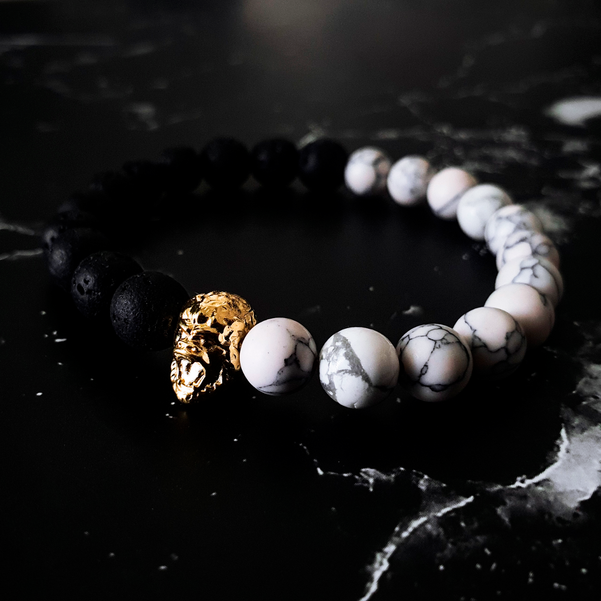 Pulsera hombre de gorila en chapa de oro de 14k con piedra volcánica y piedra howlita 