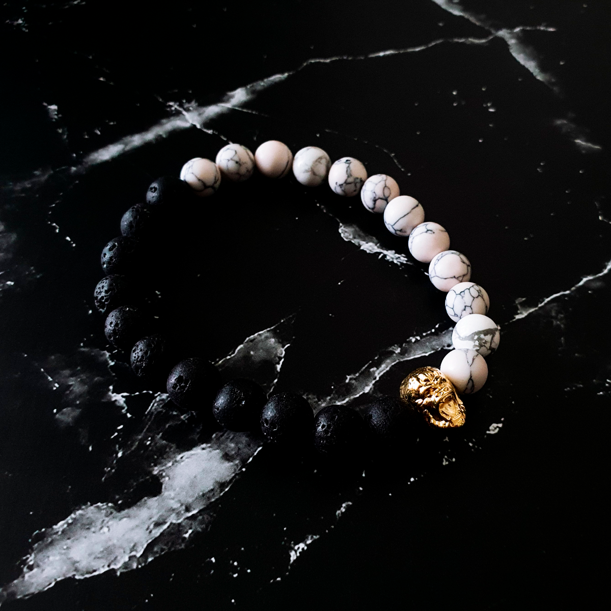 Pulsera hombre de gorila en chapa de oro de 14k con piedra volcánica y piedra howlita 