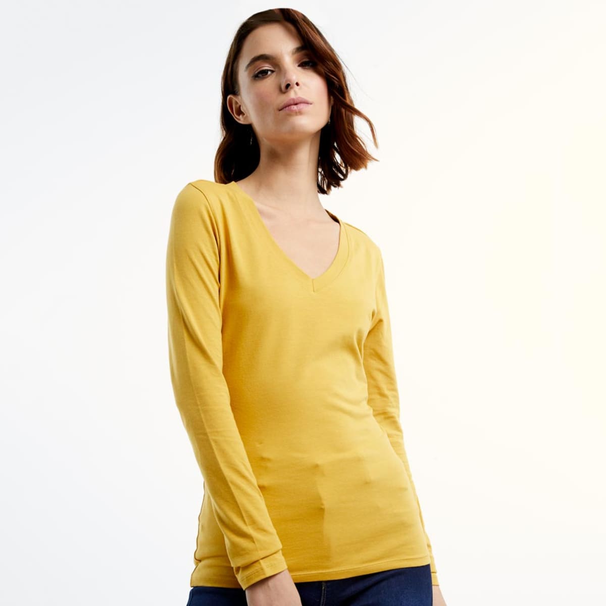 Playera de mujer de cuello en V y manga larga, color amarillo mostaza, marca Holly Land, mod. 143137