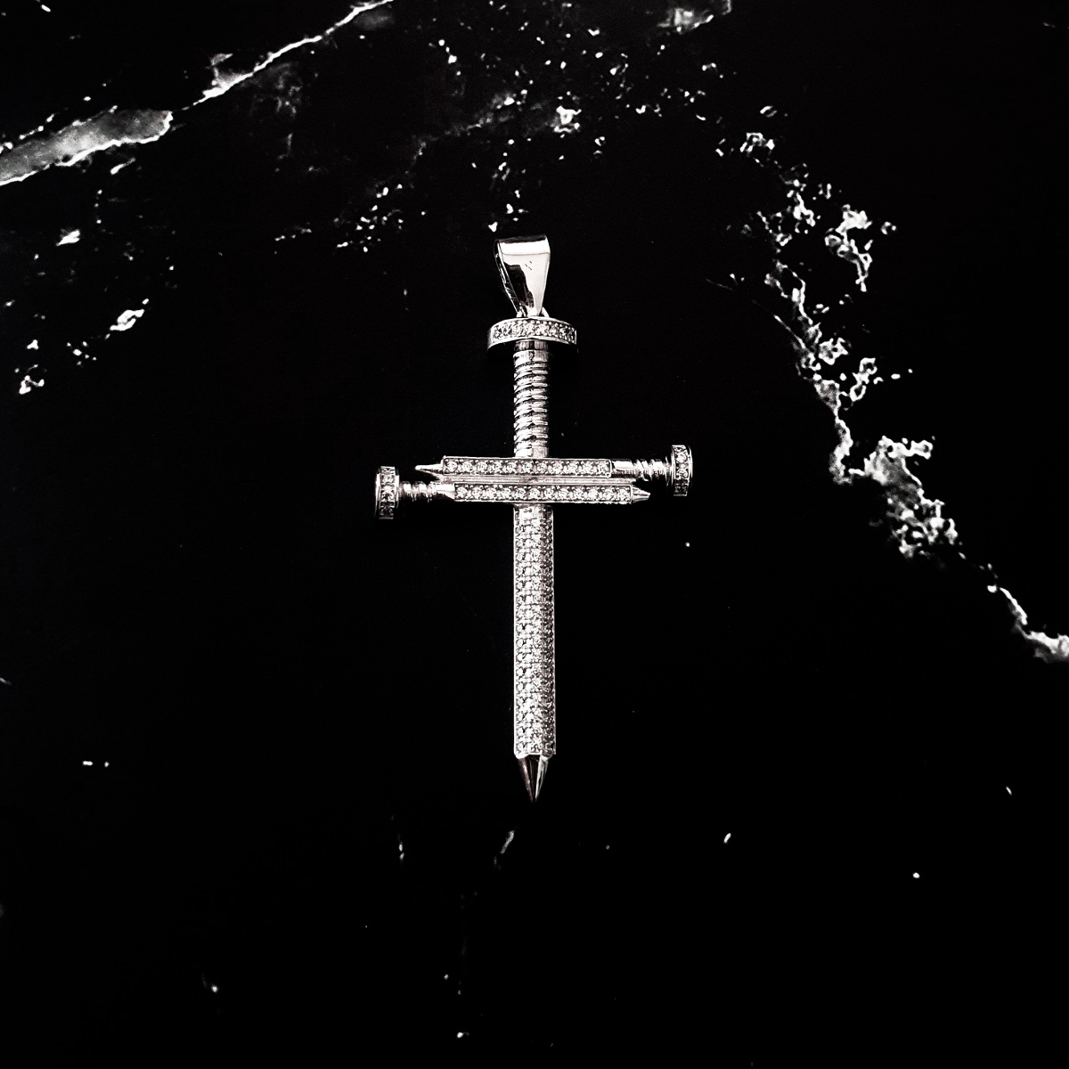 Dije de cruz de plata .925 para hombre de clavos con piedra zirconia y baño de rodio