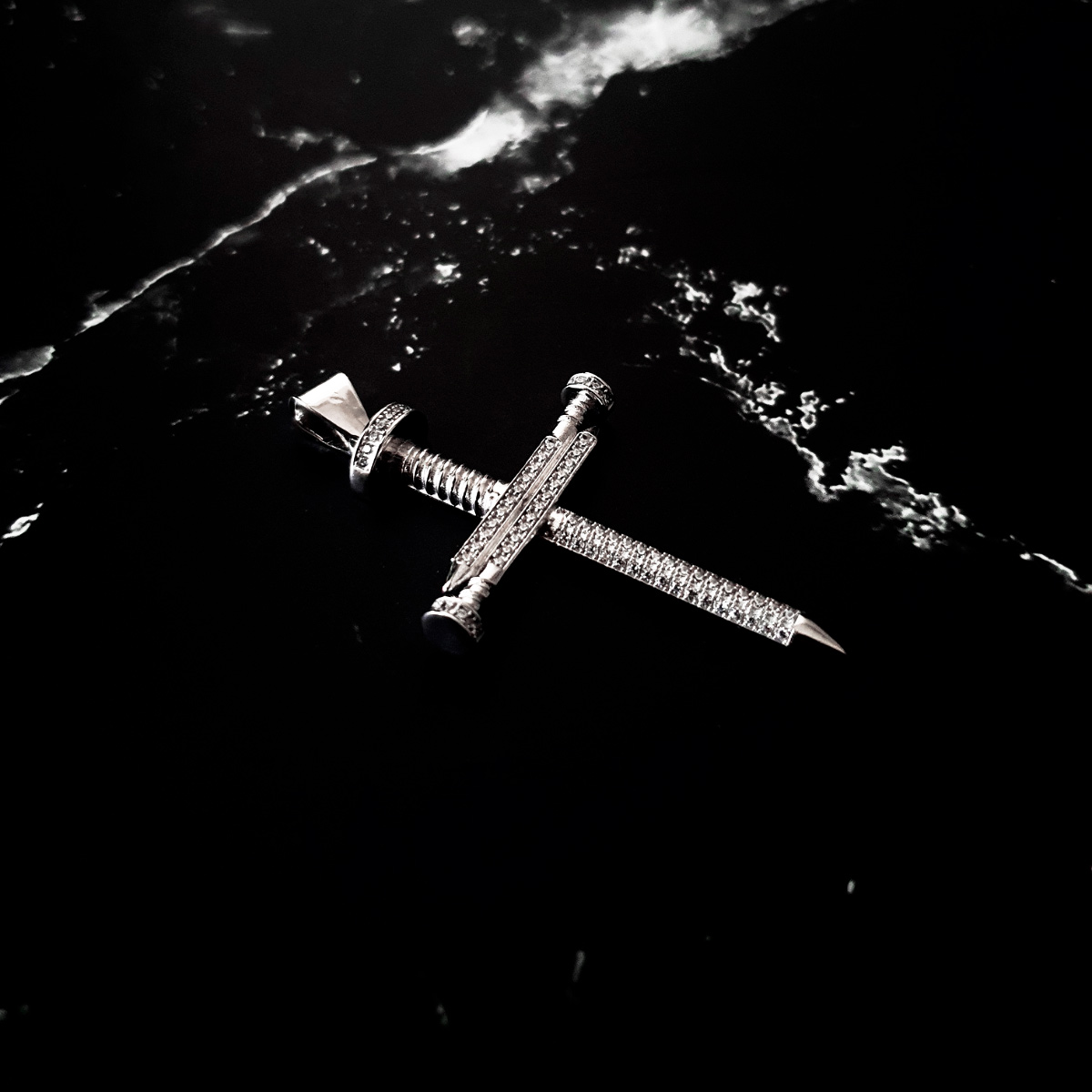 Dije de cruz de plata .925 para hombre de clavos con piedra zirconia y baño de rodio