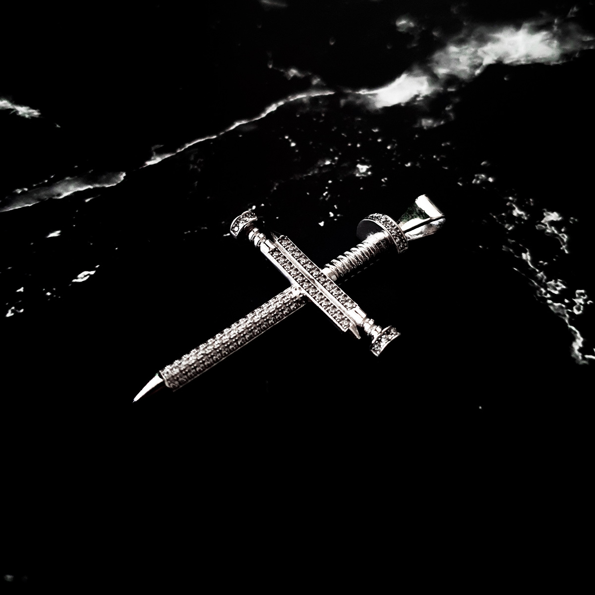 Dije de cruz de plata .925 para hombre de clavos con piedra zirconia y baño de rodio