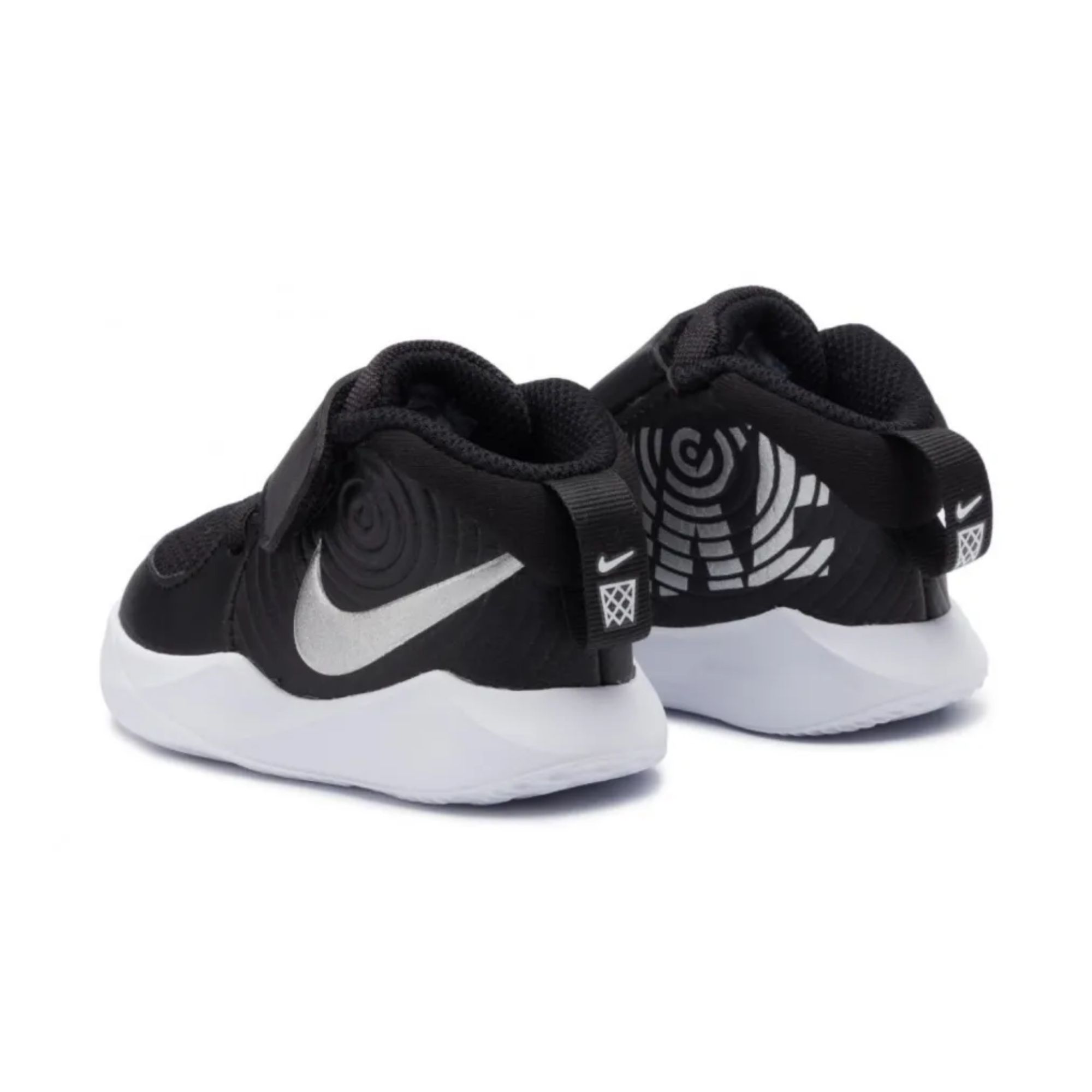 Tenis Nike Team Hustle D9 Negro con Gris Bebés Originales AQ4226001