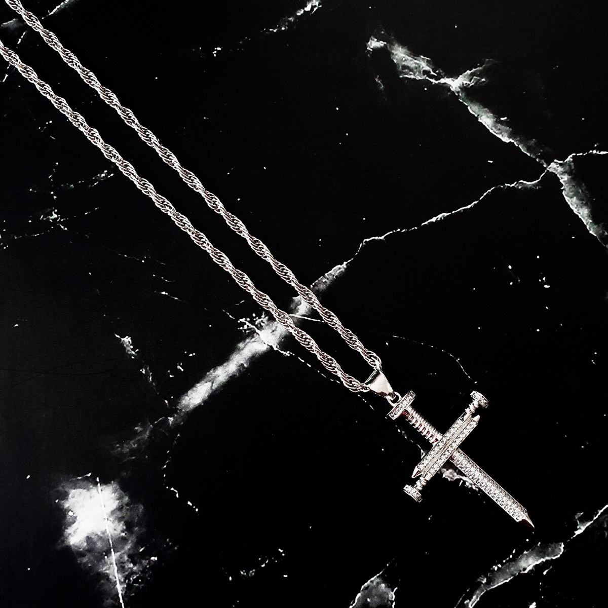 Cadena y cruz de plata .925 para hombre con baño de rodio y piedra zirconia