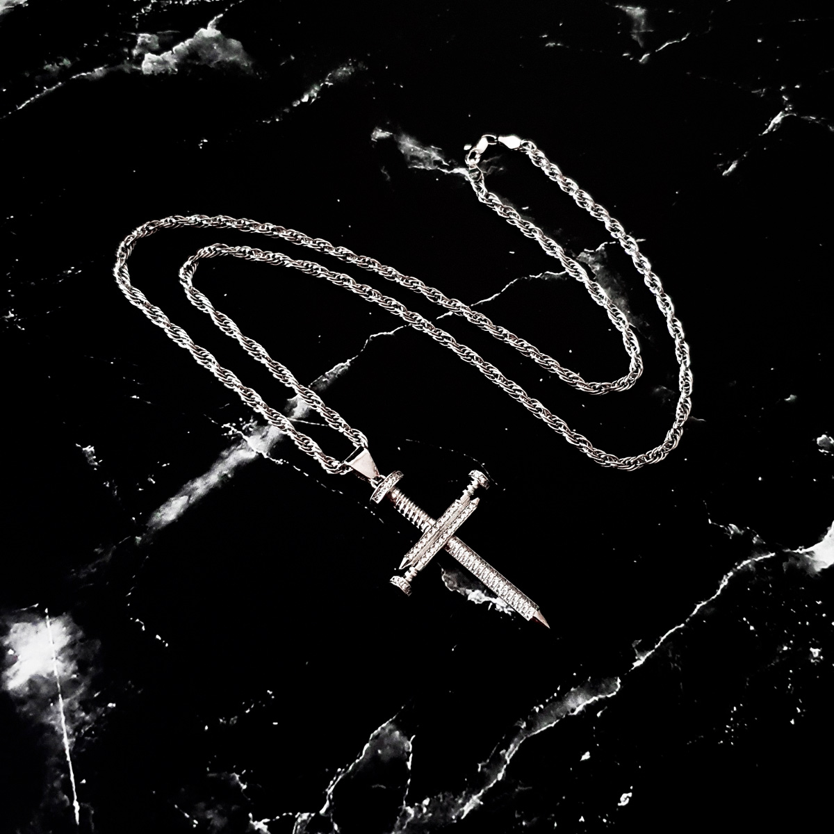 Cadena y cruz de plata .925 para hombre con baño de rodio y piedra zirconia