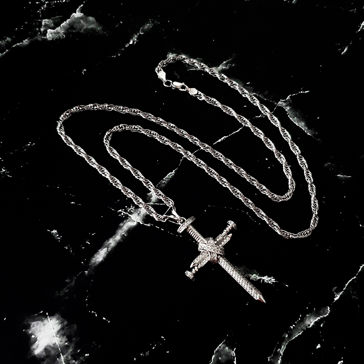 Cadena y cruz clavos de plata .925 hombre con baño de rodio y piedra zirconia. Incluye certificado