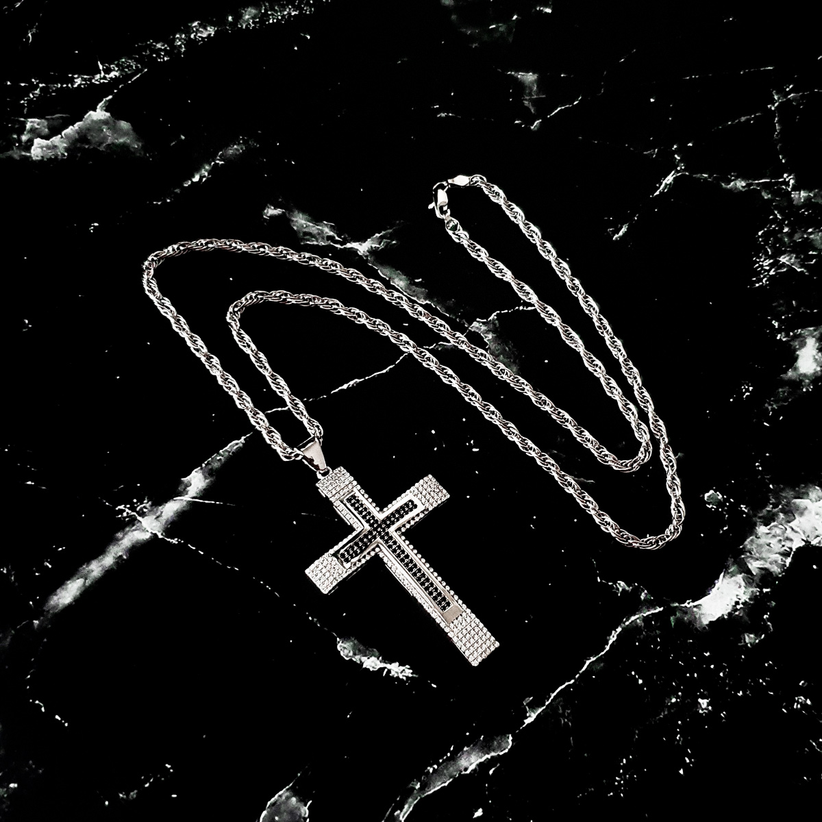 Cadena y cruz de plata .925 hombre bitono con piedra zirconia y baño de rodio. Incluye certificado