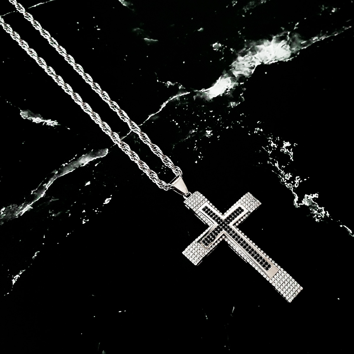 Cadena y cruz de plata .925 hombre bitono con piedra zirconia y baño de rodio. Incluye certificado
