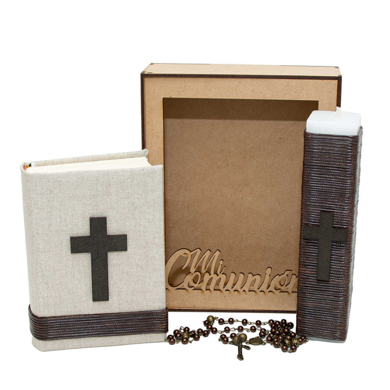 Casa Gala, Kit Set Primera Comunión para niño, con estuche MDF, Vela cuadrada, Rosario, Biblia, cirio, Color beige chocolate