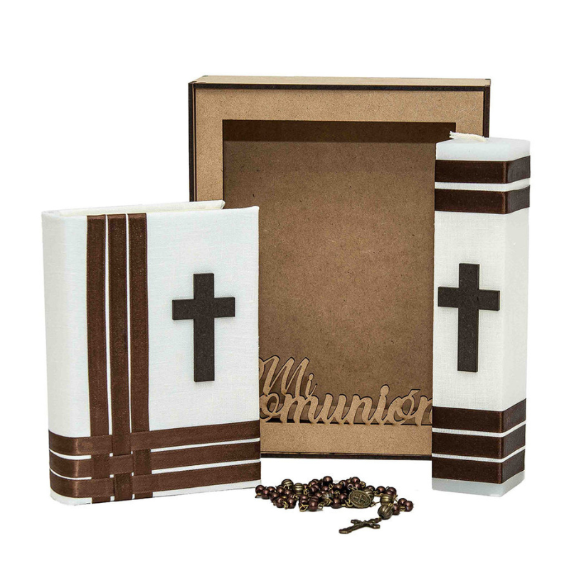 Casa Gala, Kit Set Primera Comunión para niño, con estuche MDF, Vela cuadrada, Rosario, Biblia, cirio, Color beige y listones color chocolate