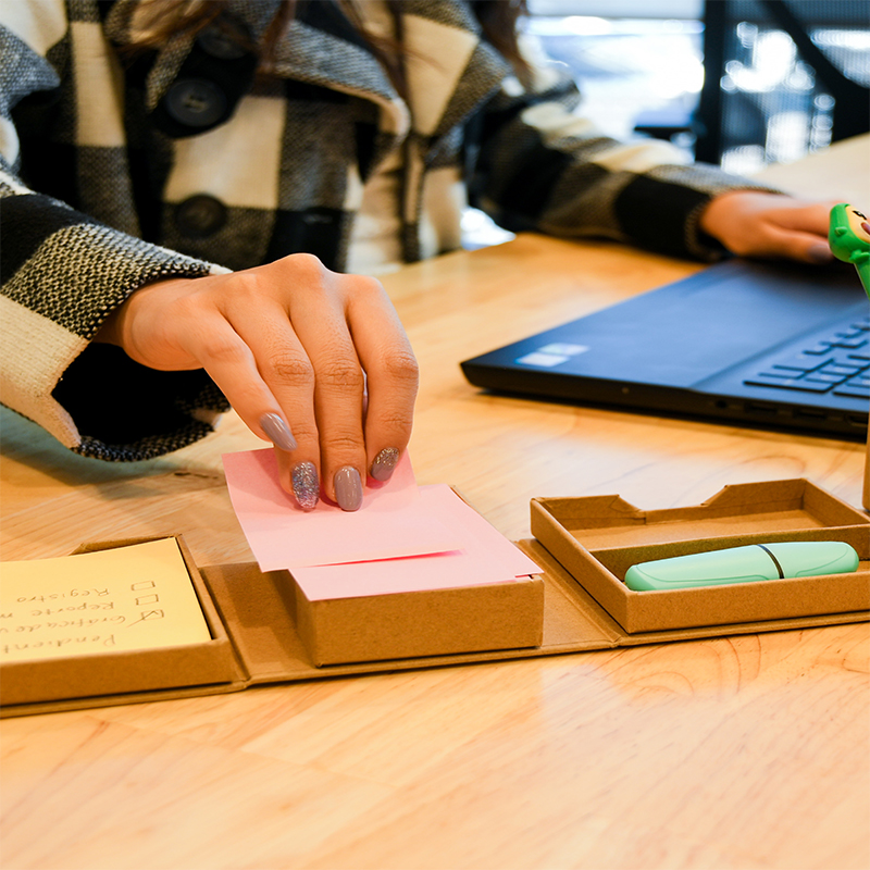 Organizador de Escritorio con Notas Adhesivas en Forma de Cubo Modelo WorkBox, Marca Red Baboon