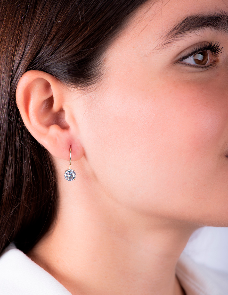 Aretes con zirconia blanca redonda en oro de 10k, ideal para dama