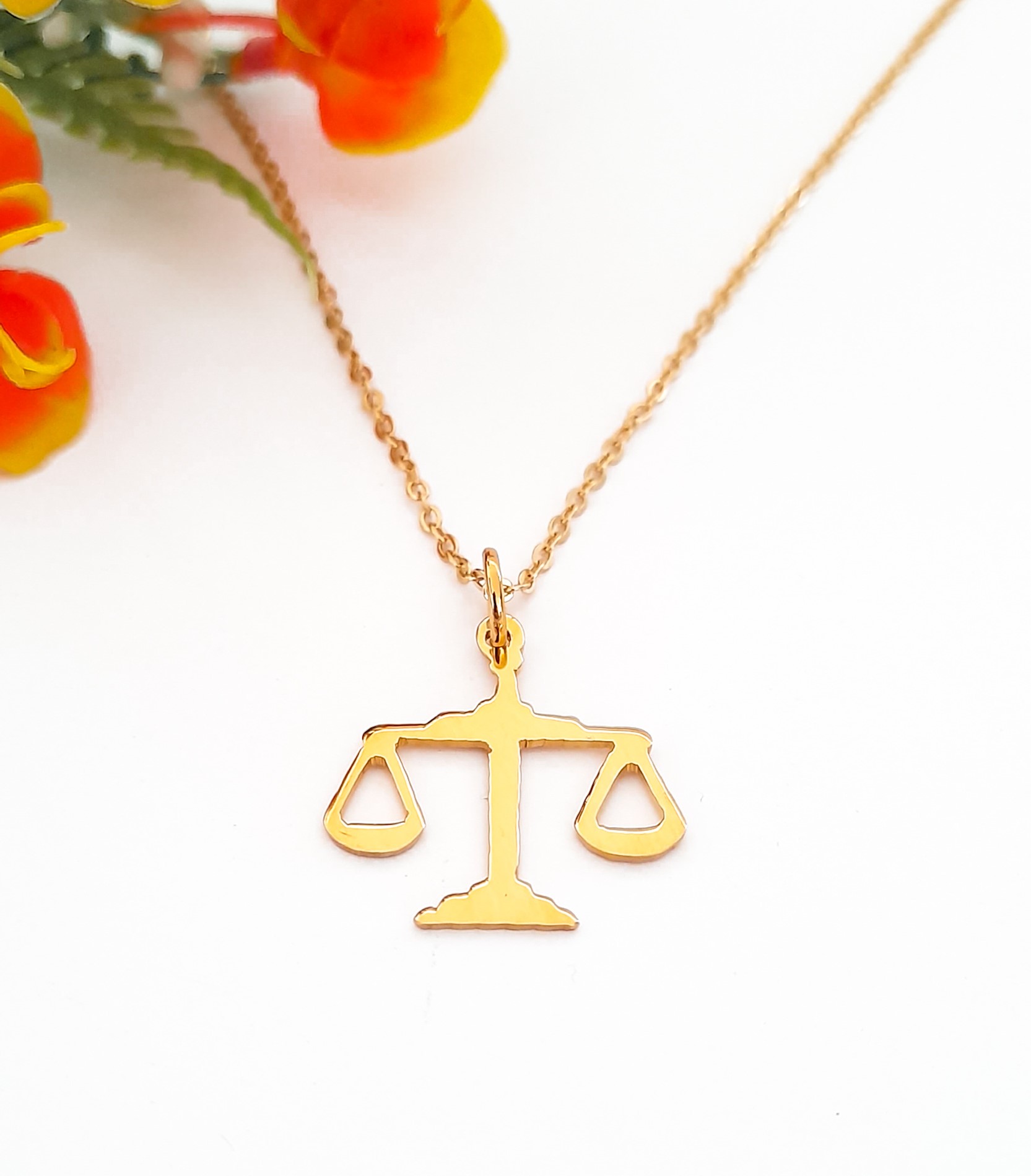 Collar Balanza Abogados En Chapa De Oro 18 Kilates Calidad Premium