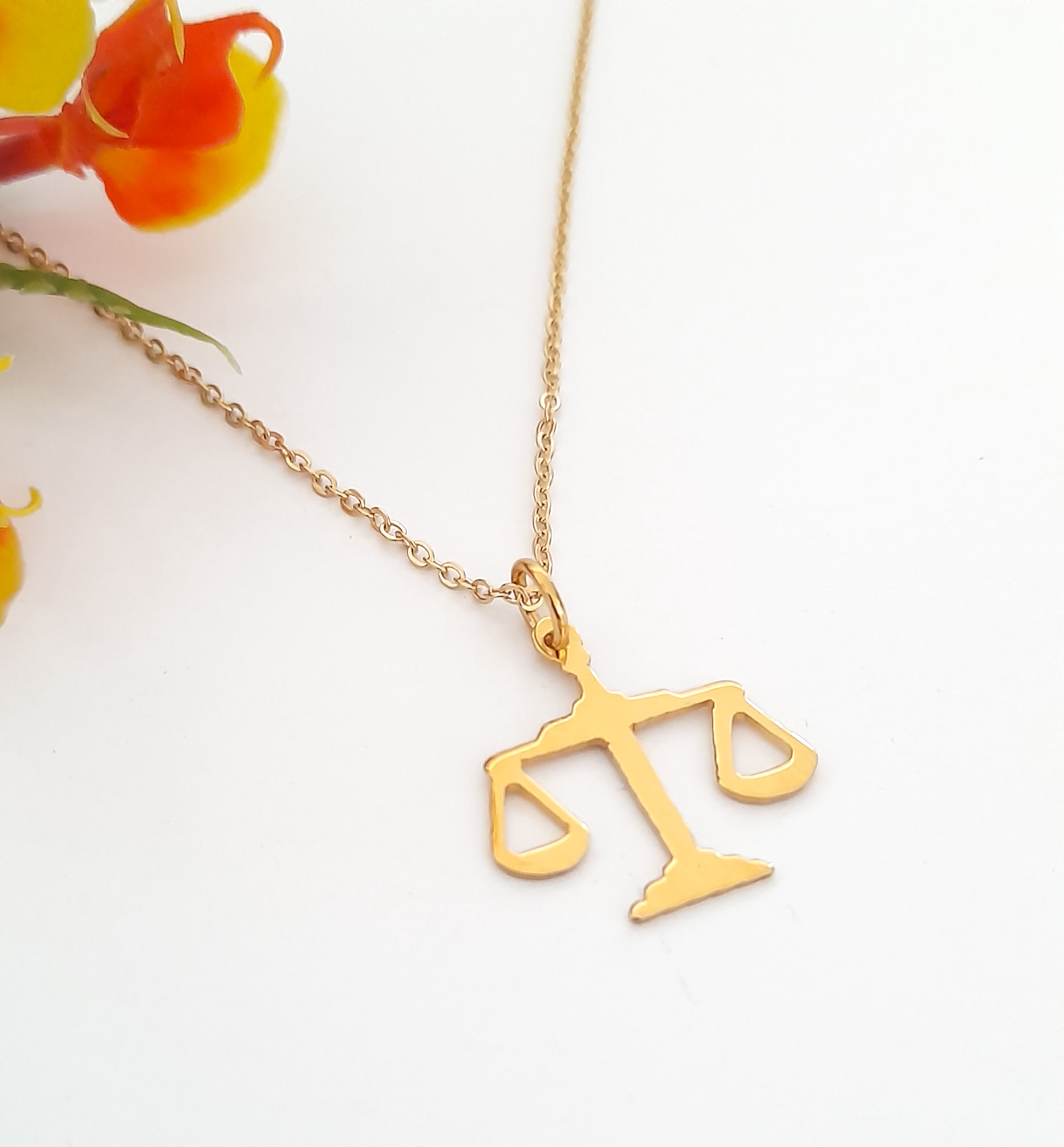 Collar Balanza Abogados En Chapa De Oro 18 Kilates Calidad Premium